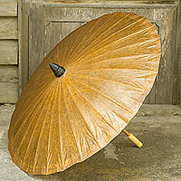 Sombrilla de papel, 'Saddle Brown' - Sombrilla de papel tostado con marco de bambú