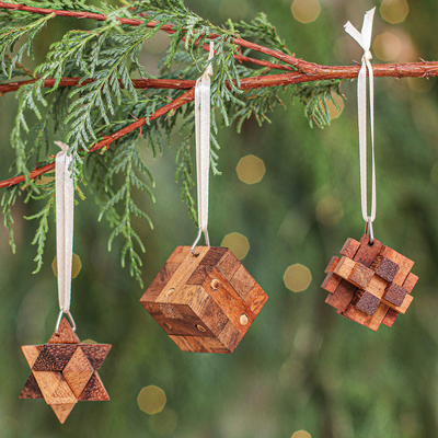 Holzpuzzle-Ornamente, „Christmas Challenge“ (3er-Set) – Drei thailändische Miniatur-Puzzlespiel-Ornamente aus Holz