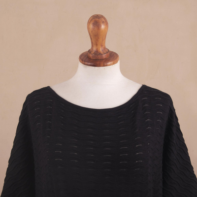 Baumwollkleid - Gestricktes T-Shirt-Kleid aus Baumwolle mit Gürtel in Schwarz aus Peru