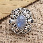 Anillo de cóctel con topacio azul y piedra lunar arcoíris, 'Pale Frangipani'