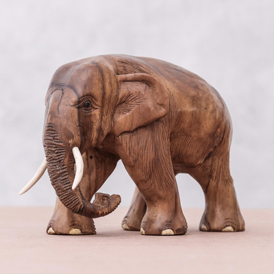 Skulptur aus Teakholz, „Reise durch die Natur“ – handgeschnitzte Elefantenskulptur aus Teakholz aus Thailand