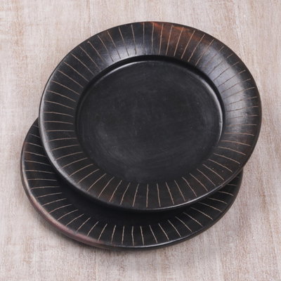 Platos llanos de cerámica, (par) - Par de platos de cerámica hechos a mano de Indonesia