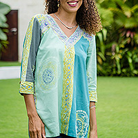 Blusa de rayón batik estampada a mano, 'Pale Green Tea' - Blusa de rayón batik estampada a mano de Bali