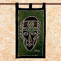 Colgante de pared de batik de algodón, 'Gye Nyame Mask' - Colgante de pared verde de batik de algodón hecho a mano de Ghana