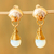 Vergoldete Mondstein-Ohrhänger, „Moonlit Sea“ – Mondstein-Ohrringe mit Muschelmotiv