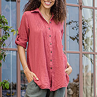 Baumwollhemd, „Intense Pintucks“ – Rusty Rose Button-Up-Baumwollgaze-Hemd aus Thailand