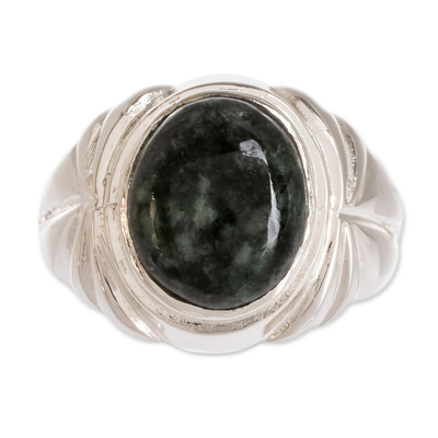 Herren-Jade-Ring, „Temperance in Dark Green“ – Dunkelgrüner Jade-Bandring für Herren mit ovaler Lünette aus Guatemala