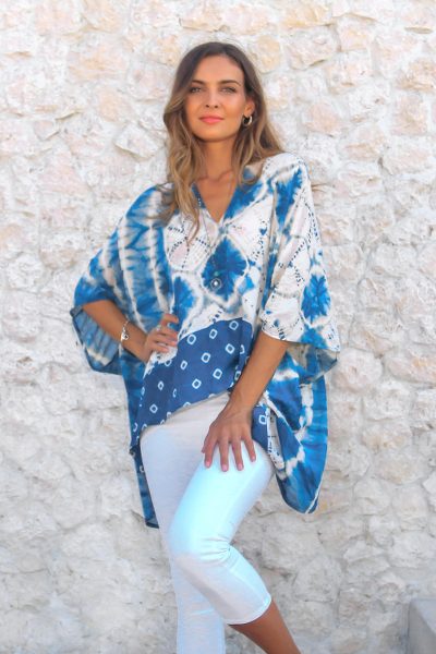 Batik-Kaftan aus Viskose - Indigo- und eierschalenfarbener Rayon-Kaftan aus Java mit Batikfärbung