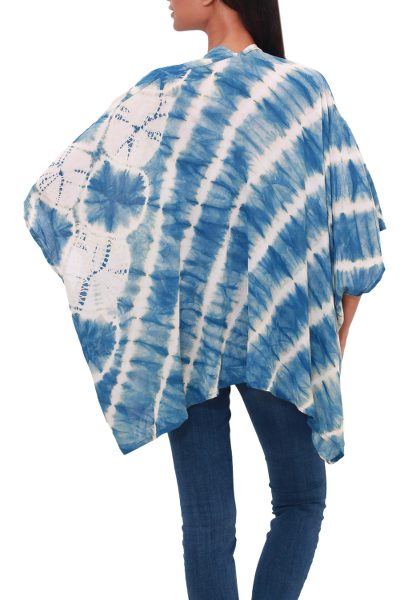 Batik-Kaftan aus Viskose - Indigo- und eierschalenfarbener Rayon-Kaftan aus Java mit Batikfärbung