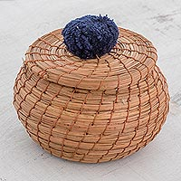 Cesta de agujas de pino, 'Encantamiento natural en azul marino' - Cesta de agujas de pino hecha a mano con un pompón de algodón azul marino