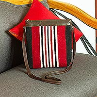 Schultertasche aus Wolle, „Repeating Lines“ – Schultertasche aus roter und schwarzer Wolle und Leder aus Oaxaca