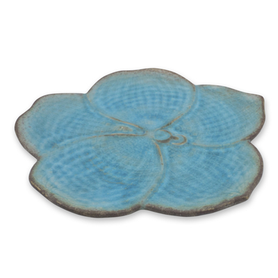 Celadon-Keramik-Salatteller, „Turquoise Vanda“ – handgefertigter floraler Celadon-Keramik-Salatteller
