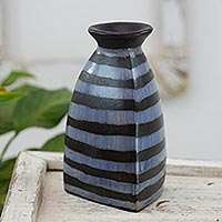 Jarrón decorativo de cerámica, 'Ocean Triangle' - Jarrón decorativo de cerámica triangular azul y negro de 8 pulgadas