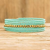 Perlenwickelarmband, „Spirale in Aqua“ – handgefertigtes Wickelarmband aus Kristall- und Glasperlen in Aqua
