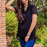 Blusa con canesú de encaje - Blusa negra con recorte de encaje floral de poliéster de Tailandia