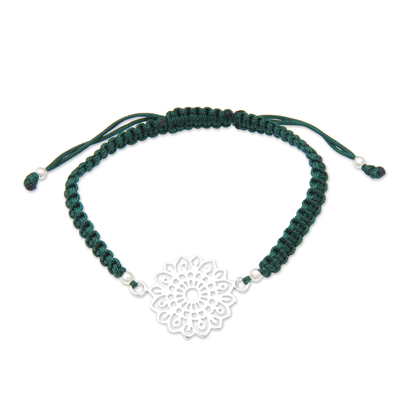 Makramee-Anhängerarmband aus Sterlingsilber, „Forest Balance“ – Mandala-grünes Makramee-Armband mit poliertem Anhänger