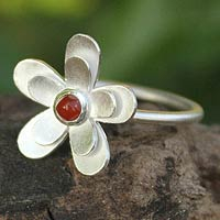Karneol-Blumenring, „Sunlit Frangipani“ – handgefertigter Blumen-Cocktailring aus Sterlingsilber und Karneol