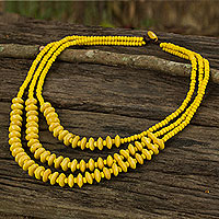 Halskette mit Holzperlen, „Happy Yellow“ – handgefertigte Wasserfall-Halskette mit gelben Holzperlen