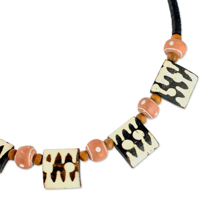 Halskette aus Knochen und Keramikperlen, „Amaria“ – handgefertigte Halskette aus Knochen und recycelten Perlen