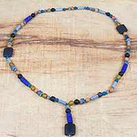 Halskette mit Anhänger aus recyceltem Glas und Kunststoffperlen, „Authentisches Ghana“ – Halskette mit Anhänger aus recyceltem Glas und Kunststoffperlen