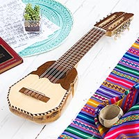 Ronroco-Gitarre aus Holz, „Inca Sun“ – handgefertigte echte peruanische Ronroco-Gitarre mit Koffer