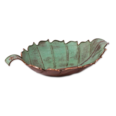 Herzstück aus Kupfer - Antiker Tafelaufsatz aus grünem Blattkupfer aus Mexiko