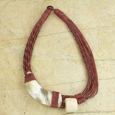 Torsade-Halskette aus Leder und Horn - Handgefertigte Halskette aus rotem Leder mit Horn- und Knochenanhängern