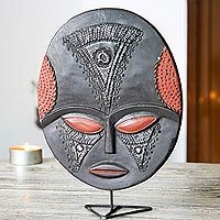 Akan-Holzmaske, „Wednesday's Girl“ – handgemachte afrikanische Maske auf Ständer