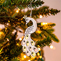 Gemischtes Metallornament, „Pretty Peacock“ – Hübsches Pfauen-Weihnachtsornament aus Metall