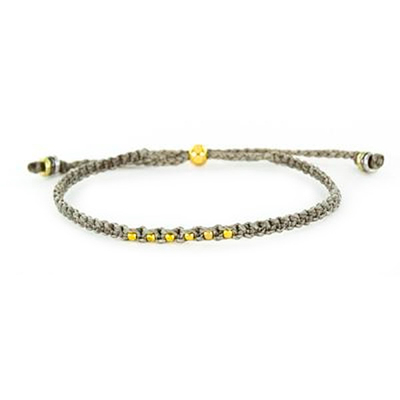 Makramee-Armband mit Perlen - Makramee-Armband mit Perlen in Hellgrau