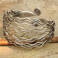Manschettenarmband aus Sterlingsilber, „Ocean Currents“ – Moderne Sterlingsilbermanschette aus Thailand