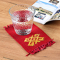 Handbestickte Baumwolluntersetzer, „Traditions in Red“ (Paar) – 2 handgewebte rote Baumwolluntersetzer mit handgesticktem Motiv