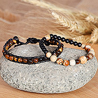 Herren-Armbänder mit mehreren Edelsteinen und Lederperlen, „Alluring Flair“ (Paar) – 2 Herren-Armbänder aus Stretch-Leder mit Perlen aus mehreren Edelsteinen