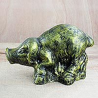 Escultura de cerámica, 'Crouching Pig' - Escultura de cerámica de un cerdo amarillo de Ghana