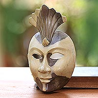 Máscara de madera, 'Janger Dancer' - Máscara de madera de hibisco de Indonesia