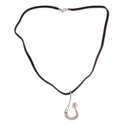 Halskette mit Anhänger aus Zuchtperlen, „Scoop“ – Halskette aus Wildlederkordel mit Anhänger aus Zuchtperlen