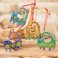 Keramikornamente, „Festive Felines“ (4er-Set) - Handbemalte florale Keramikornamente mit Katzenmotiv (4er-Set)
