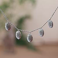 Halskette mit Anhänger aus Sterlingsilber, „Dainty Petals“ – Halskette mit blütenblattförmigem Anhänger aus Sterlingsilber aus Java