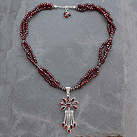 Granat-Perlen-Anhänger-Halskette, „Daisy Passion“ – Fair-Trade-Perlen-Granat-Anhänger-Halskette aus Sterlingsilber