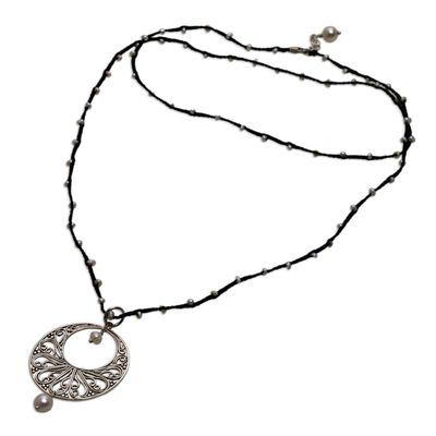 Halskette mit Anhänger aus Zuchtperlen - Halskette mit Anhänger aus kultivierten Süßwasserperlen und schwarzem Kordel