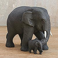 Escultura de madera de teca, 'Madre Elefante' - Figura de teca tallada a mano de madre elefante y niño