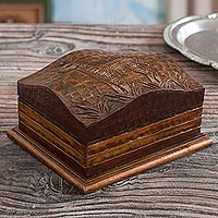Caja decorativa de cuero y madera, 'Royal Vicuña' - Caja decorativa de cuero y madera con temática de Vicuña del Perú
