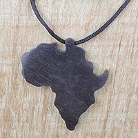 Collar colgante de madera de ébano, 'Continente africano' - Collar colgante del continente africano de madera de ébano de Ghana