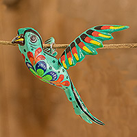 Adorno de madera, 'Pájaro Amado' - Adorno de madera de pájaro tropical pintado a mano de Guatemala