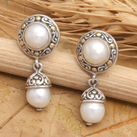 Pendientes colgantes de perlas cultivadas con acento dorado, 'Full Moon Splendor' - Pendientes hechos a mano de plata de ley y perlas