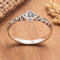 Sterling silver band ring, 'Single Clover' - Traditional Clover-Themed Sterling Silver Band Ring