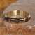 Anillo de banda de latón - Anillo de banda de latón de temática floral con acabado pulido oxidado