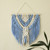 Colgante de pared de macramé de algodón - Colgante de pared de macramé de algodón azul y marfil tejido a mano
