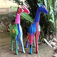Escultura de flip-flop reciclada, 'Gentle Giraffe' - Escultura de jirafa de flip-flop reciclada hecha a mano (mediana)