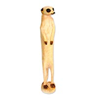 Escultura de madera, 'Suricata traviesa' (16 pulgadas) - Estatuilla de suricata africana tallada a mano (16 pulgadas)